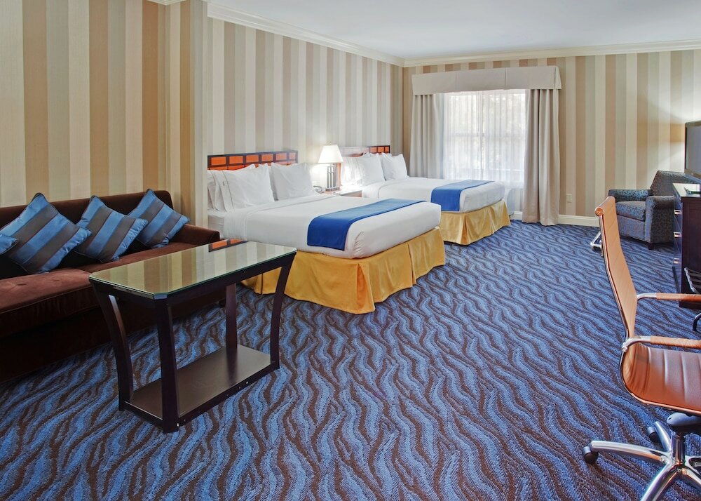 Фото Holiday Inn Express Hotel & Suites Santa Cruz, an Ihg Hotel