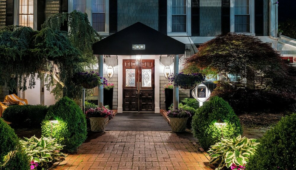 Фото Chateau Inn and Suites