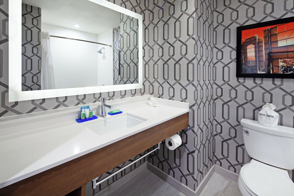 Фото Holiday Inn Express Hotel & Suites Hollywood Walk of Fame, an IHG Hotel