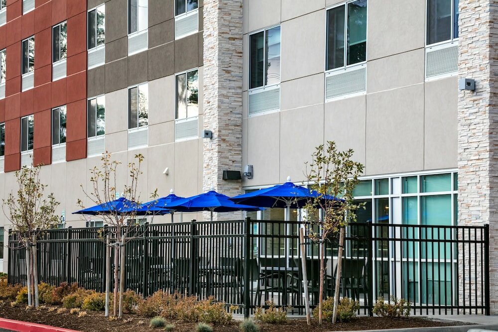 Фото Holiday Inn Express & Suites Bend South, an Ihg Hotel