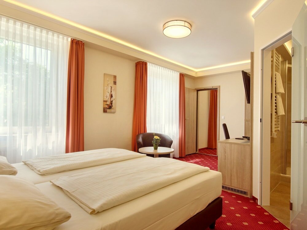 Фото Hotel Kriemhild am Hirschgarten