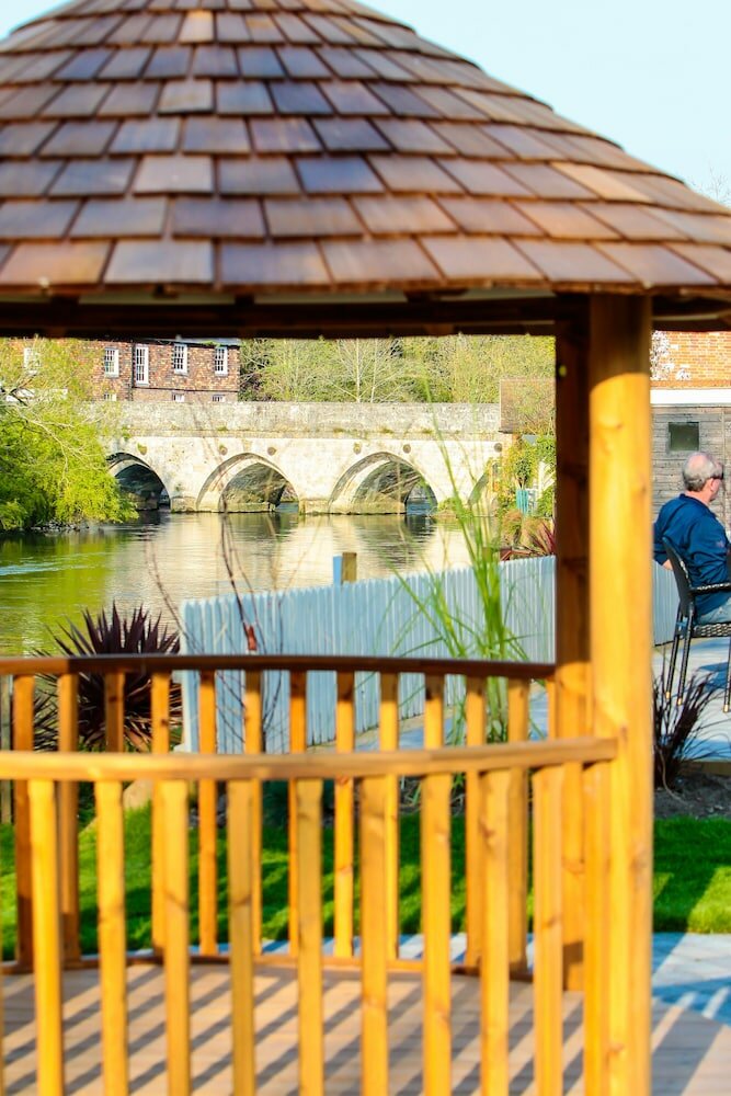 Фото Legacy Rose & Crown Hotel