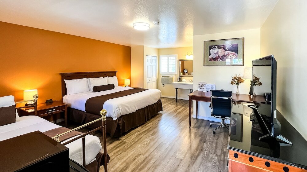 Фото The Old West Inn