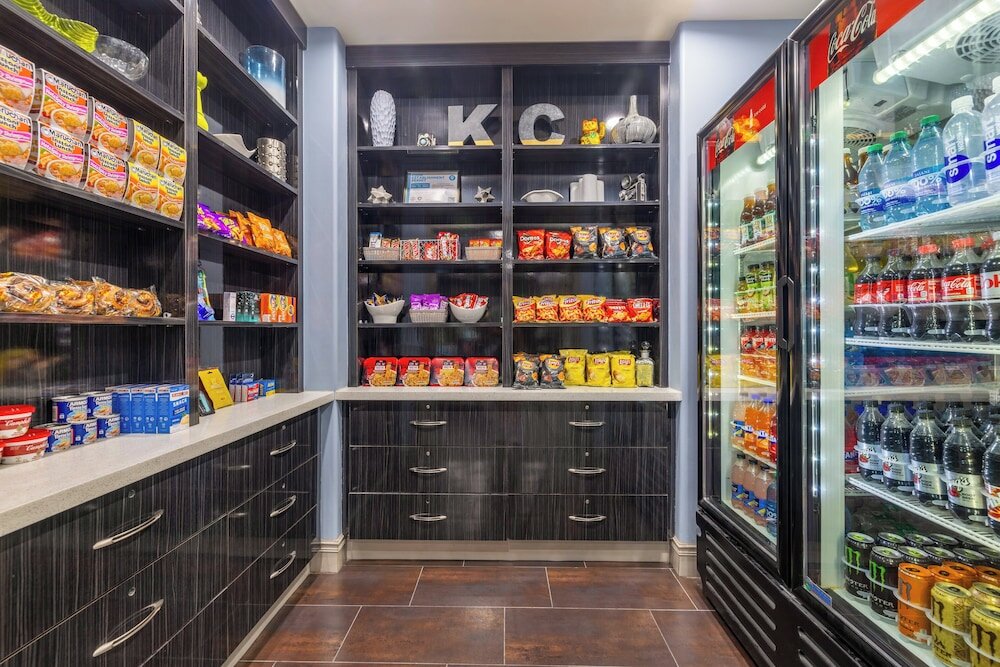 Фото Holiday Inn Express and Suites Kansas City Airport, an Ihg Hotel