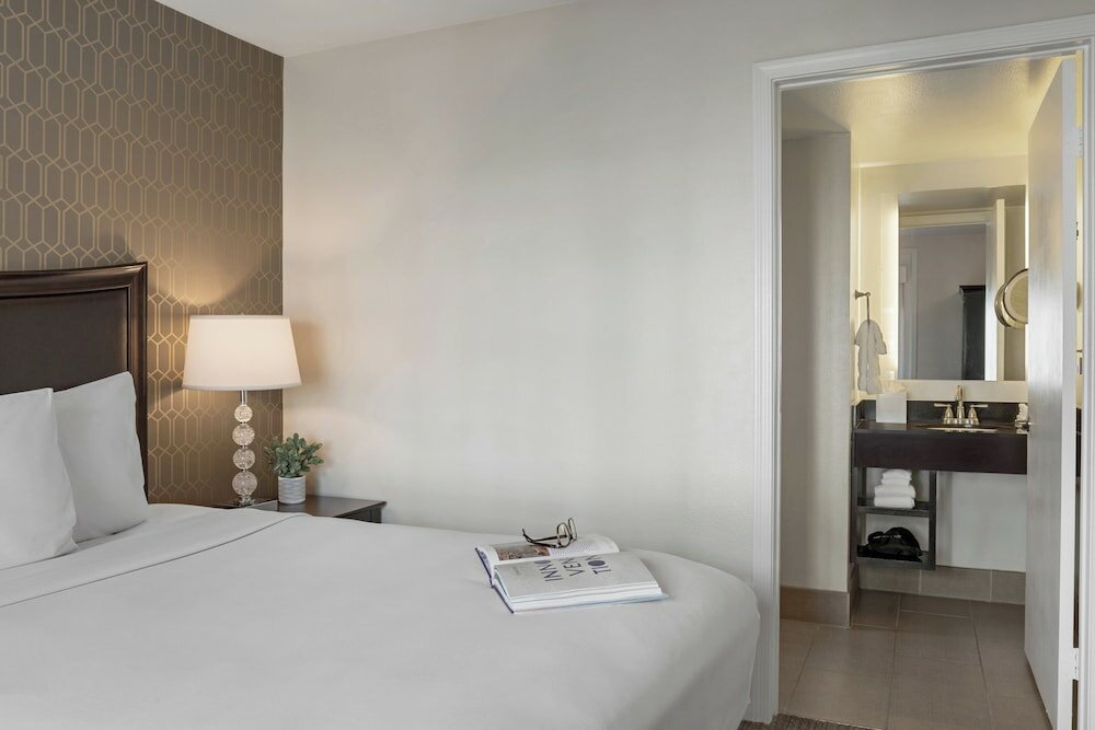 Фото Peacock Suites
