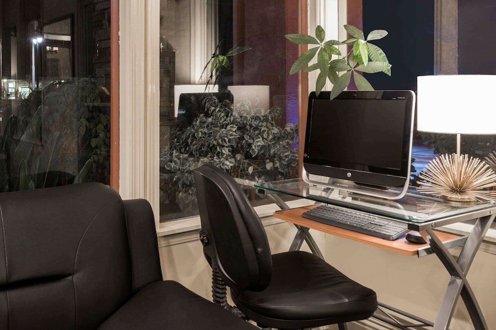 Фото Days Inn & Suites by Wyndham Lodi