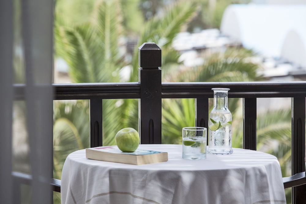 Фото Contaratos Beach