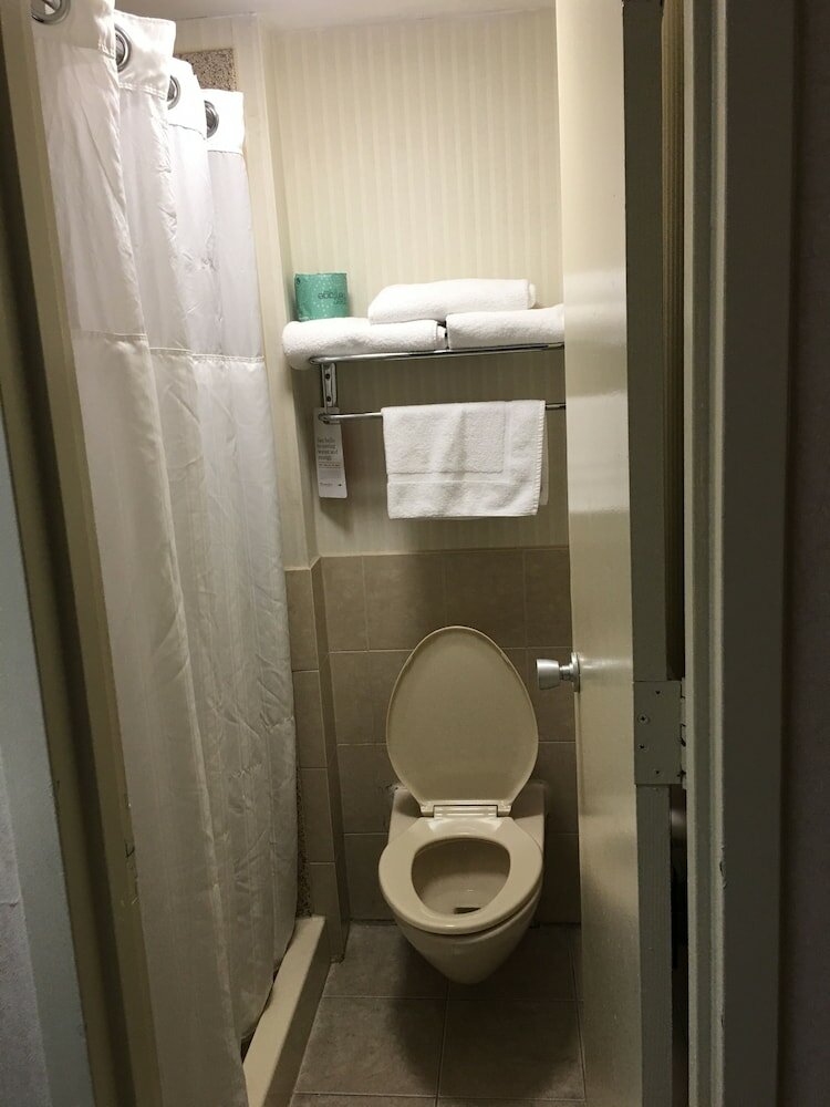 Фото Ramada by Wyndham Rockville Centre