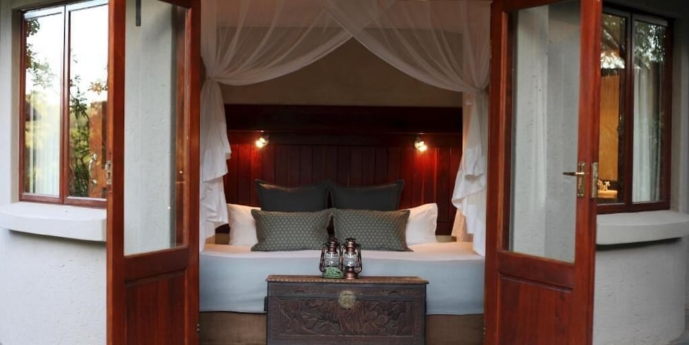 Фото Ivory Wilderness River Rock Lodge