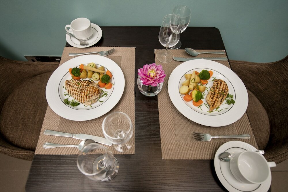 Фото Langham Court Hotel