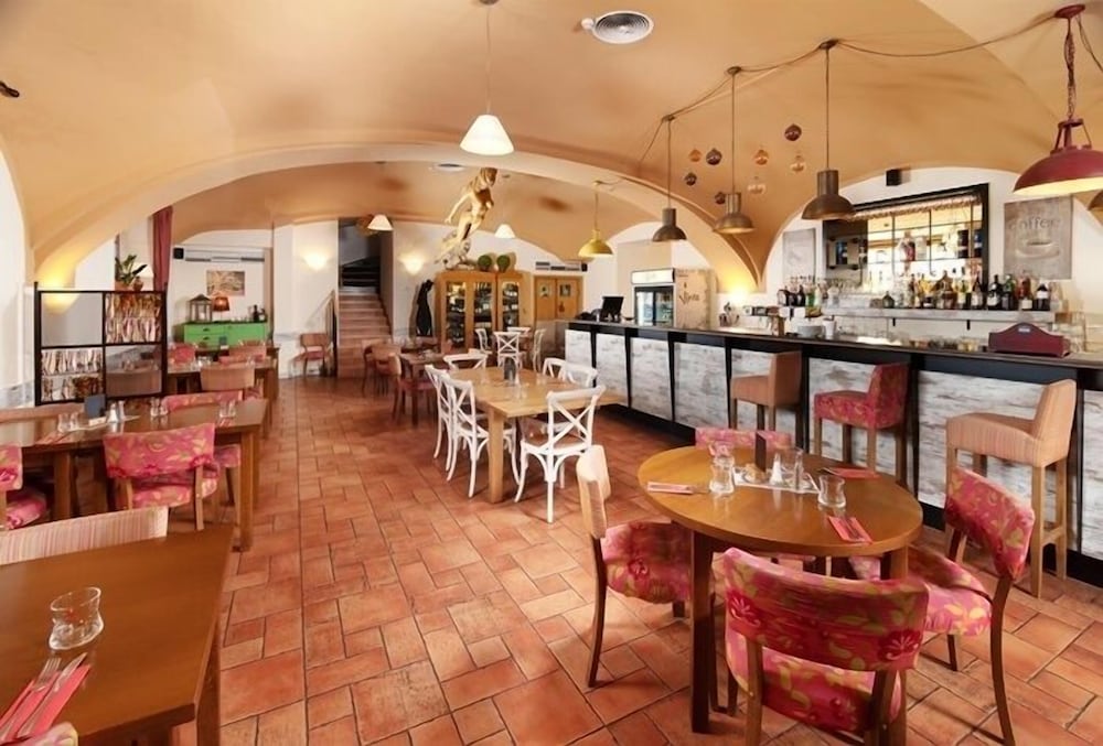 Фото Hotel Chvalska Tvrz