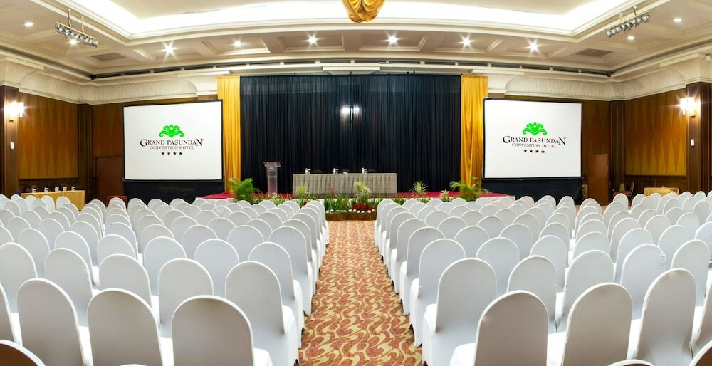 Фото Grand Pasundan Convention Hotel