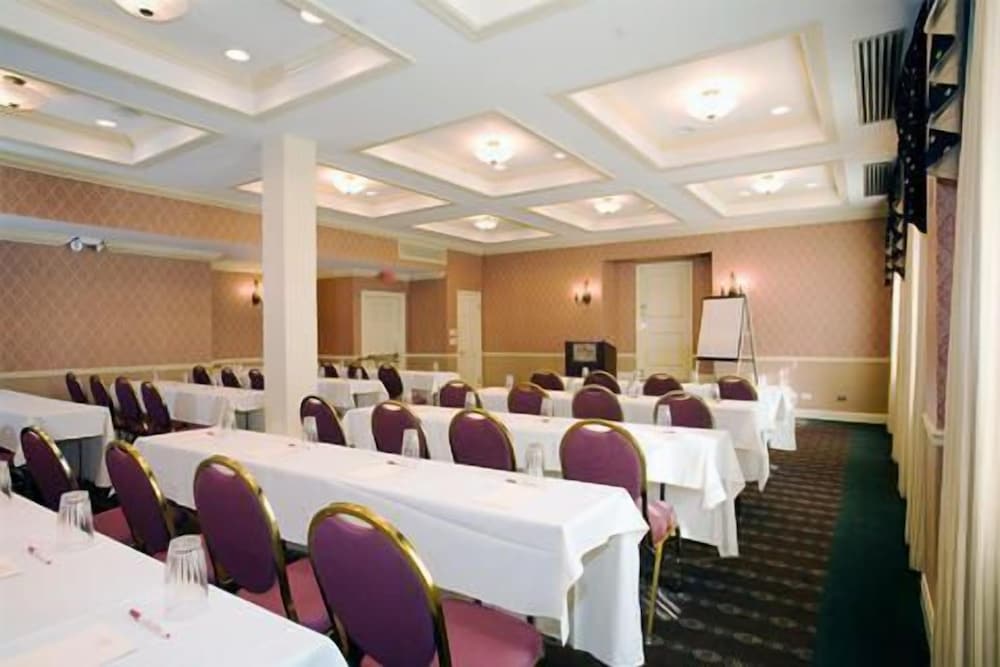 Фото Carleton of Oak Park