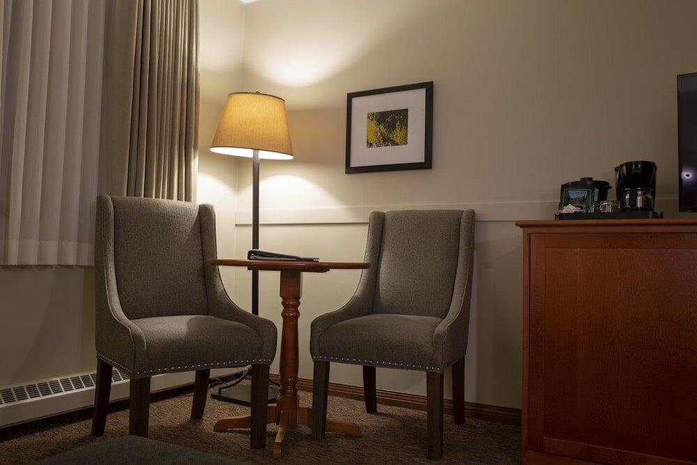 Фото Whistlers Inn Hotel