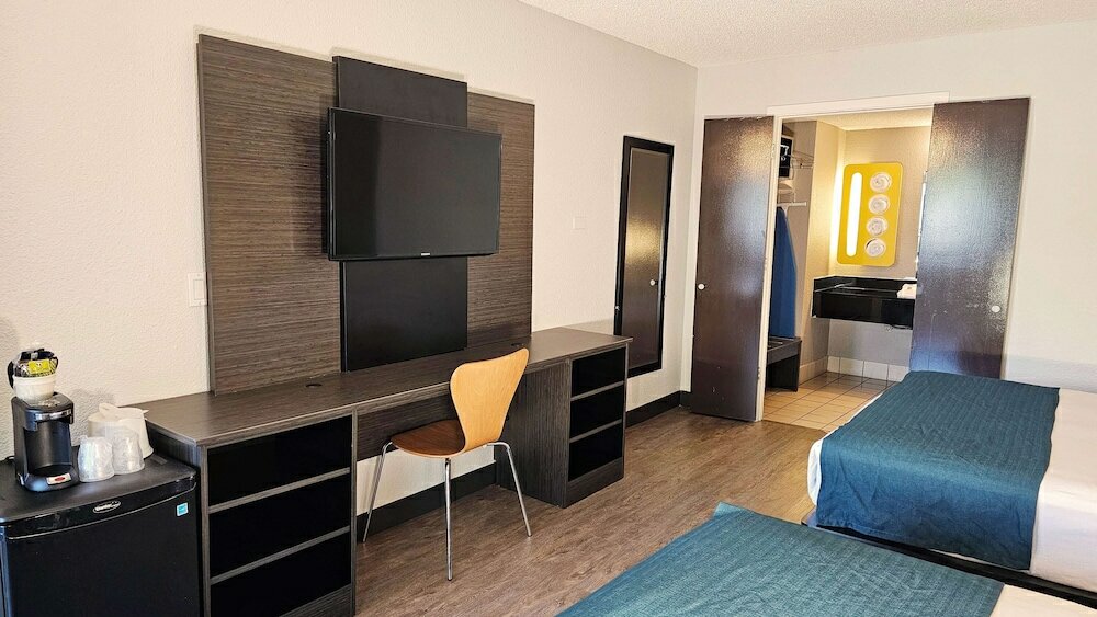 Фото Motel 6 Anaheim Maingate