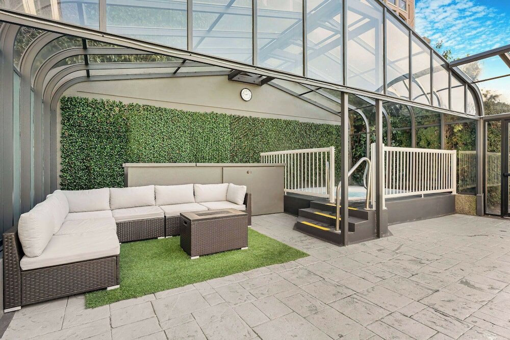 Фото Days Inn by Wyndham Victoria On The Harbour