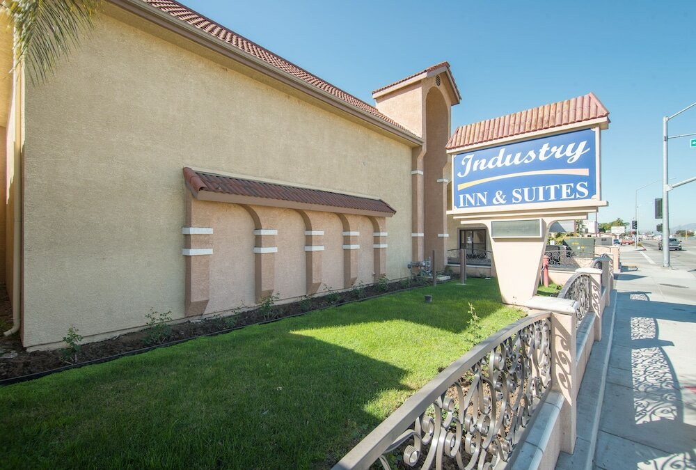 Фото Industry Inn & Suites