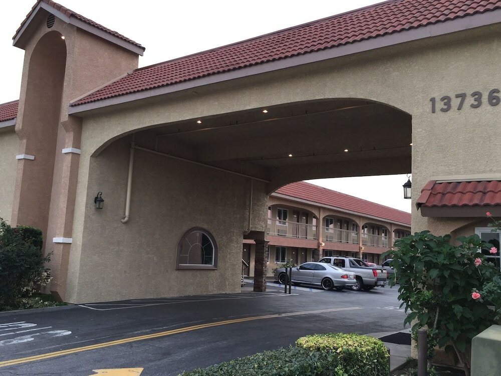 Фото Industry Inn & Suites