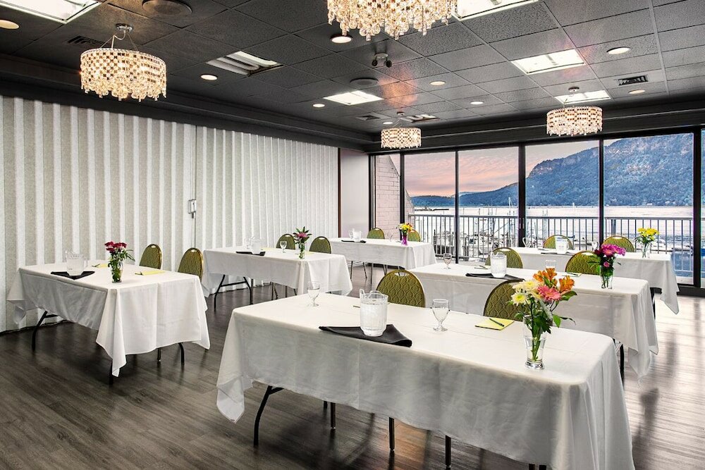 Фото Oceanfront Suites at Cowichan Bay