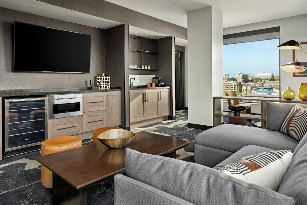 Фото The Trade, Autograph Collection