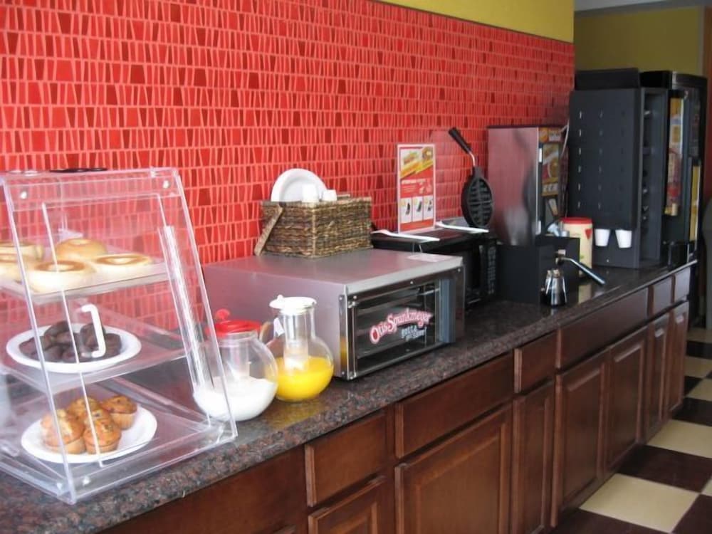 Фото Townhouse Inn & Suites