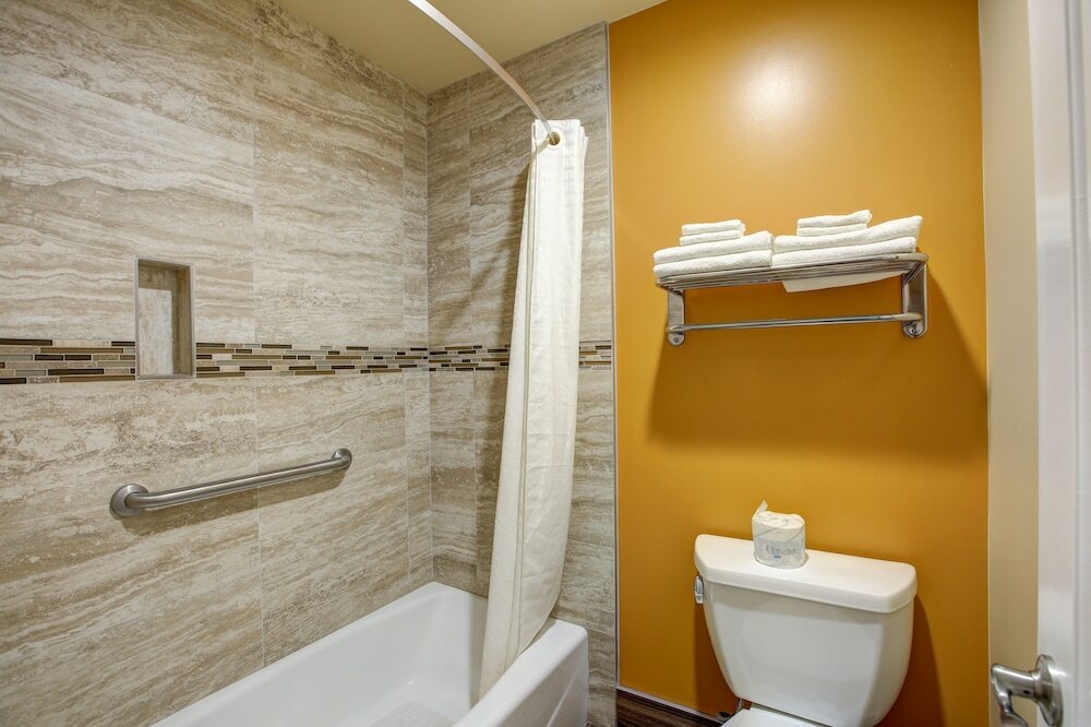 Фото Ontario Inn & Suites