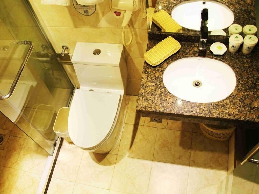 Фото GreenTree Inn Qingdao Development District Sdust Express Hotel