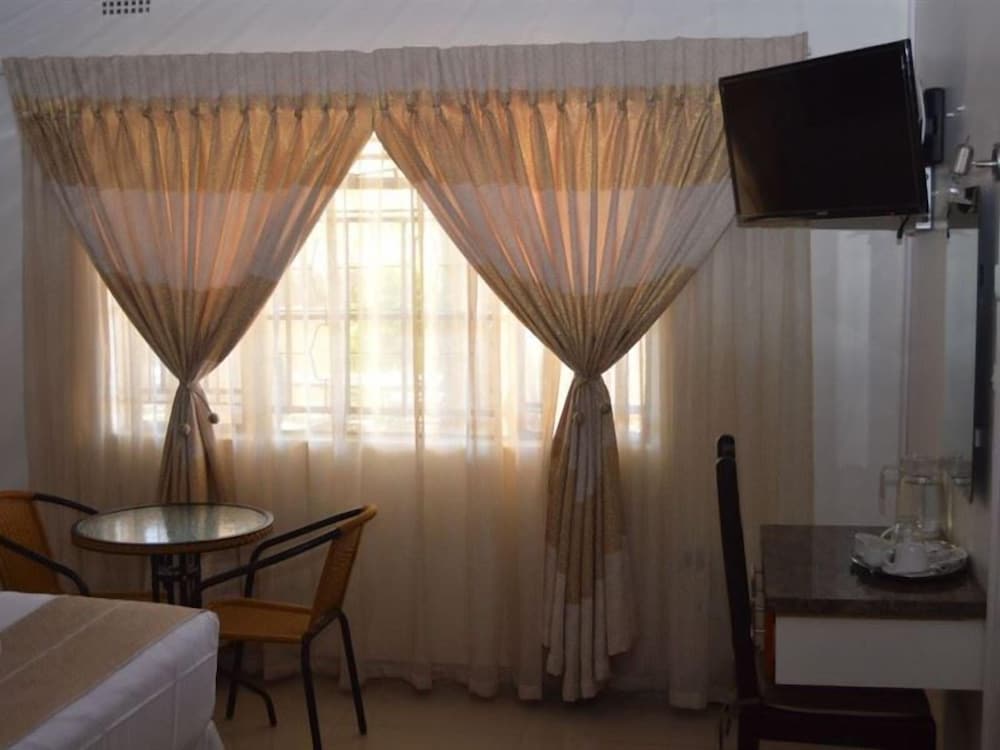 Фото Crown Guest Lodge