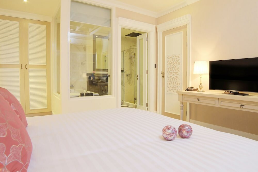 Фото The Raya Surawong Bangkok