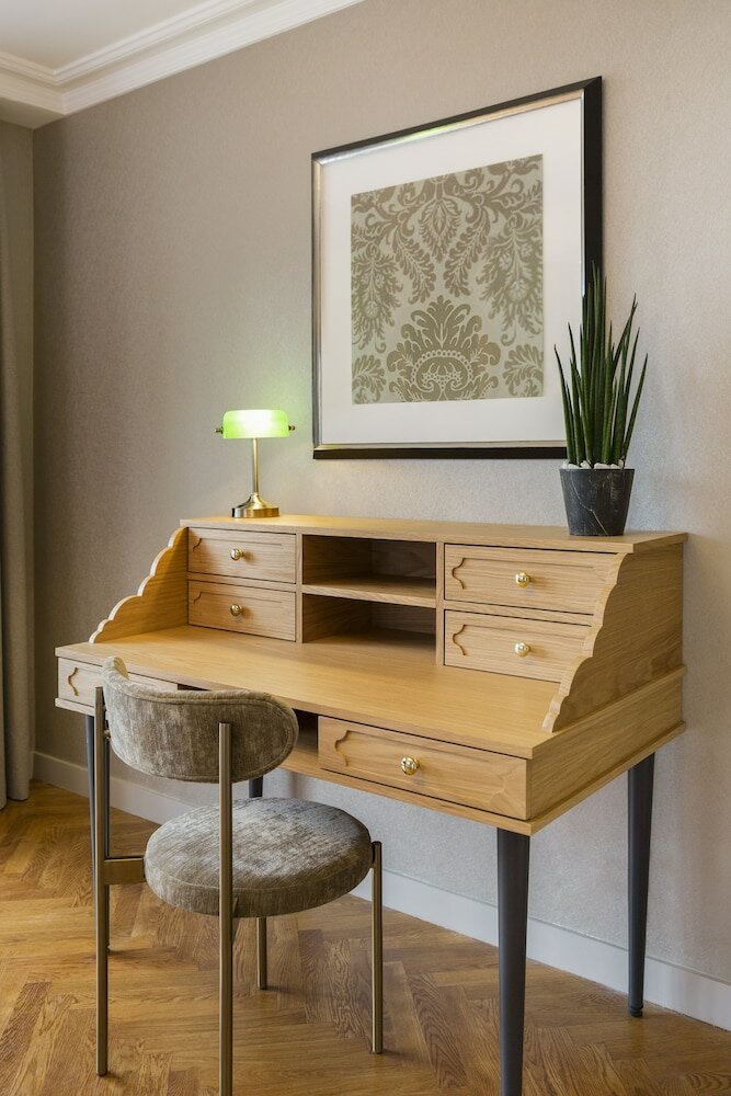 Фото Warwick Reine Astrid Lyon