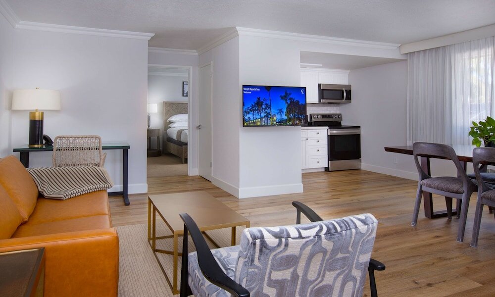 Фото West Beach Inn, a Coast Hotel