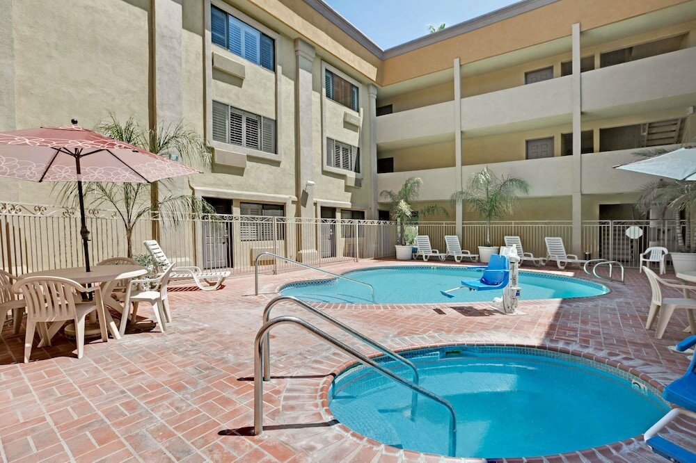 Фото Days Inn by Wyndham West Covina