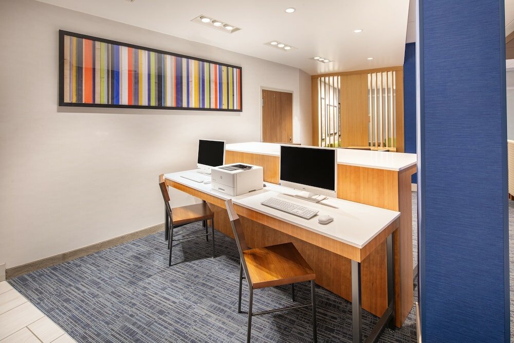 Фото Holiday Inn Express and Suites Chico