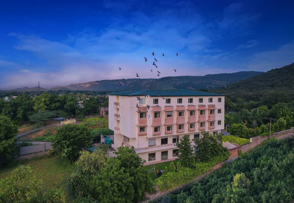 Фото WelcomHeritage Mount Valley Resort, Ranthambore