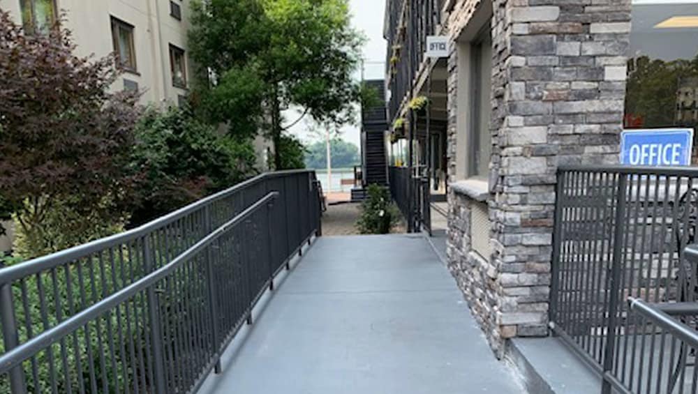 Фото Airport Waterfront Inn