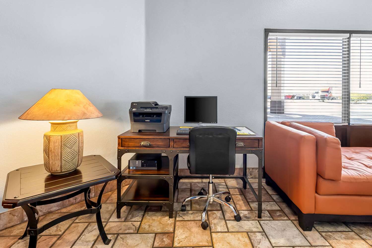 Фото Days Inn by Wyndham Buckeye