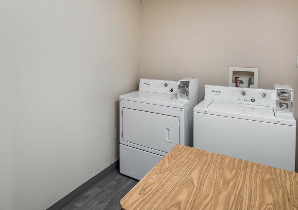 Фото Red Roof Inn & Suites Austin East - Manor