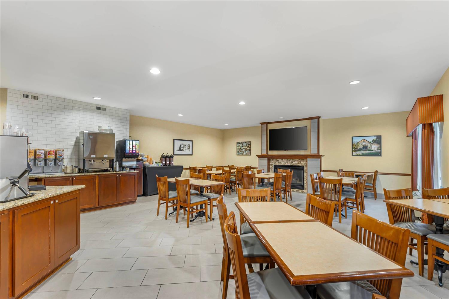 Фото Country Inn & Suites by Radisson, Des Moines West, Ia