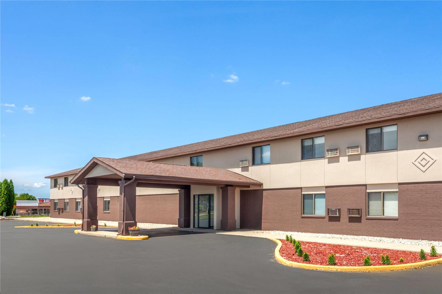 Фото Super 8 by Wyndham Oshkosh Airport