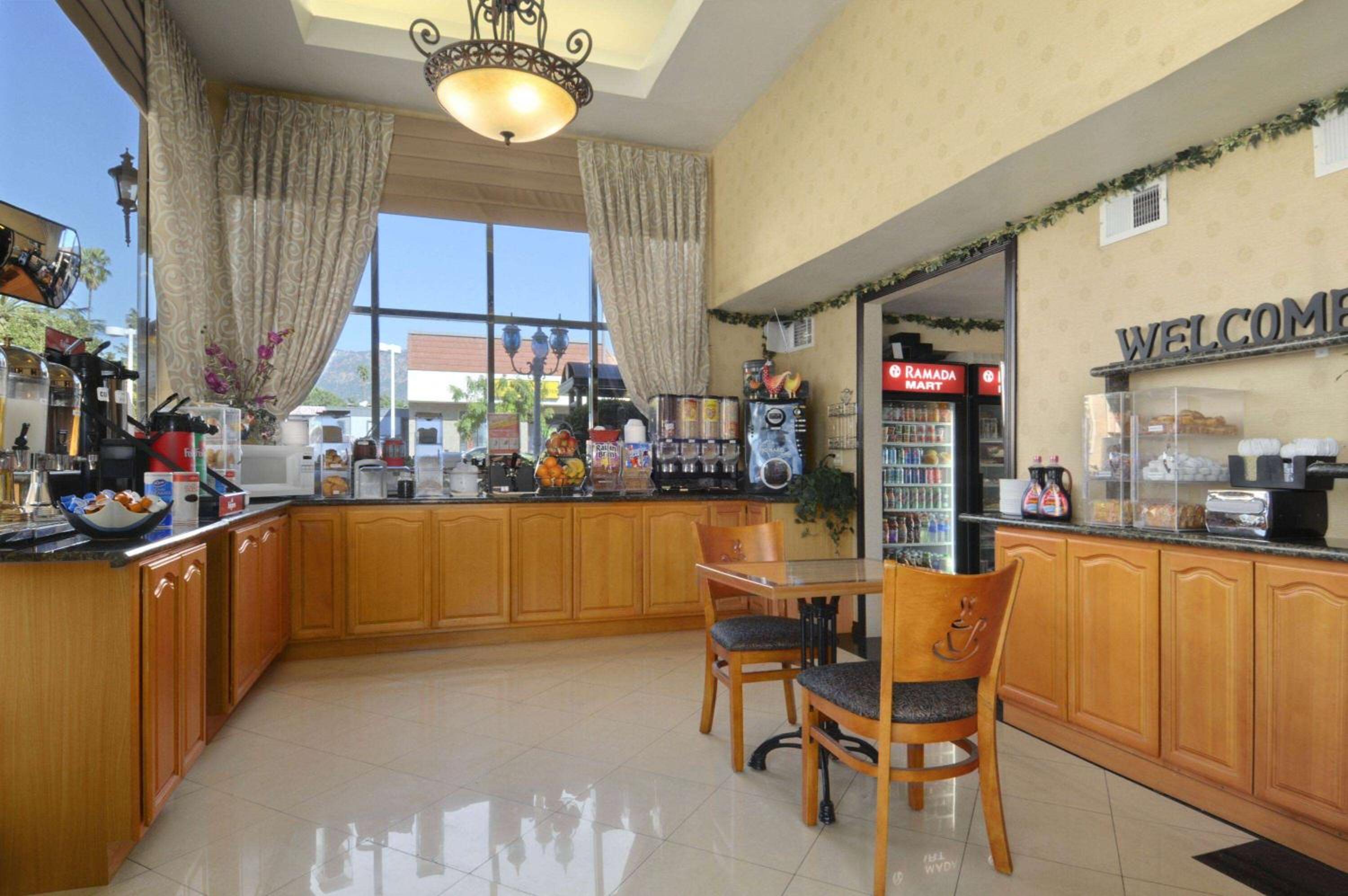 Фото Ramada by Wyndham Pasadena