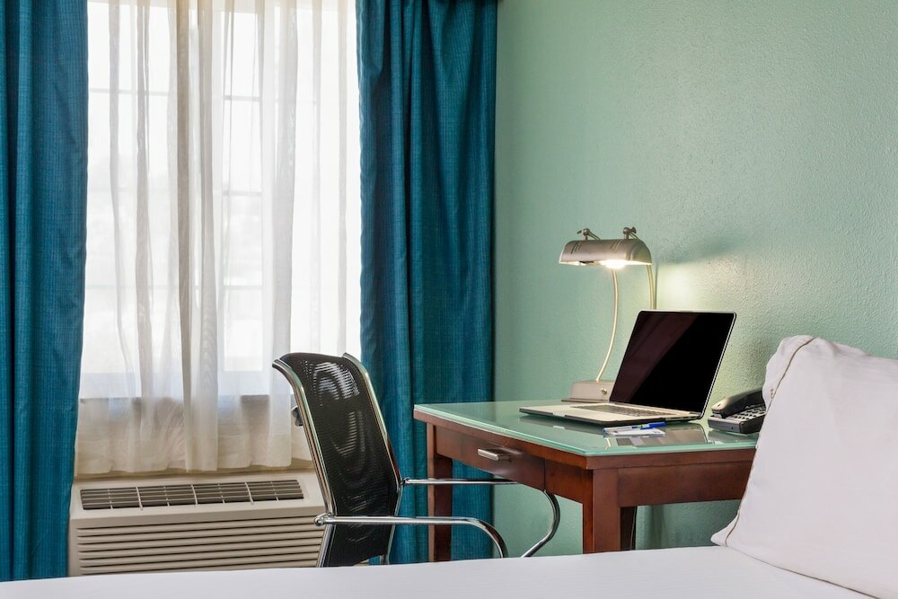 Фото Holiday Inn Express San Diego Sea World - Beach Area, an Ihg Hotel