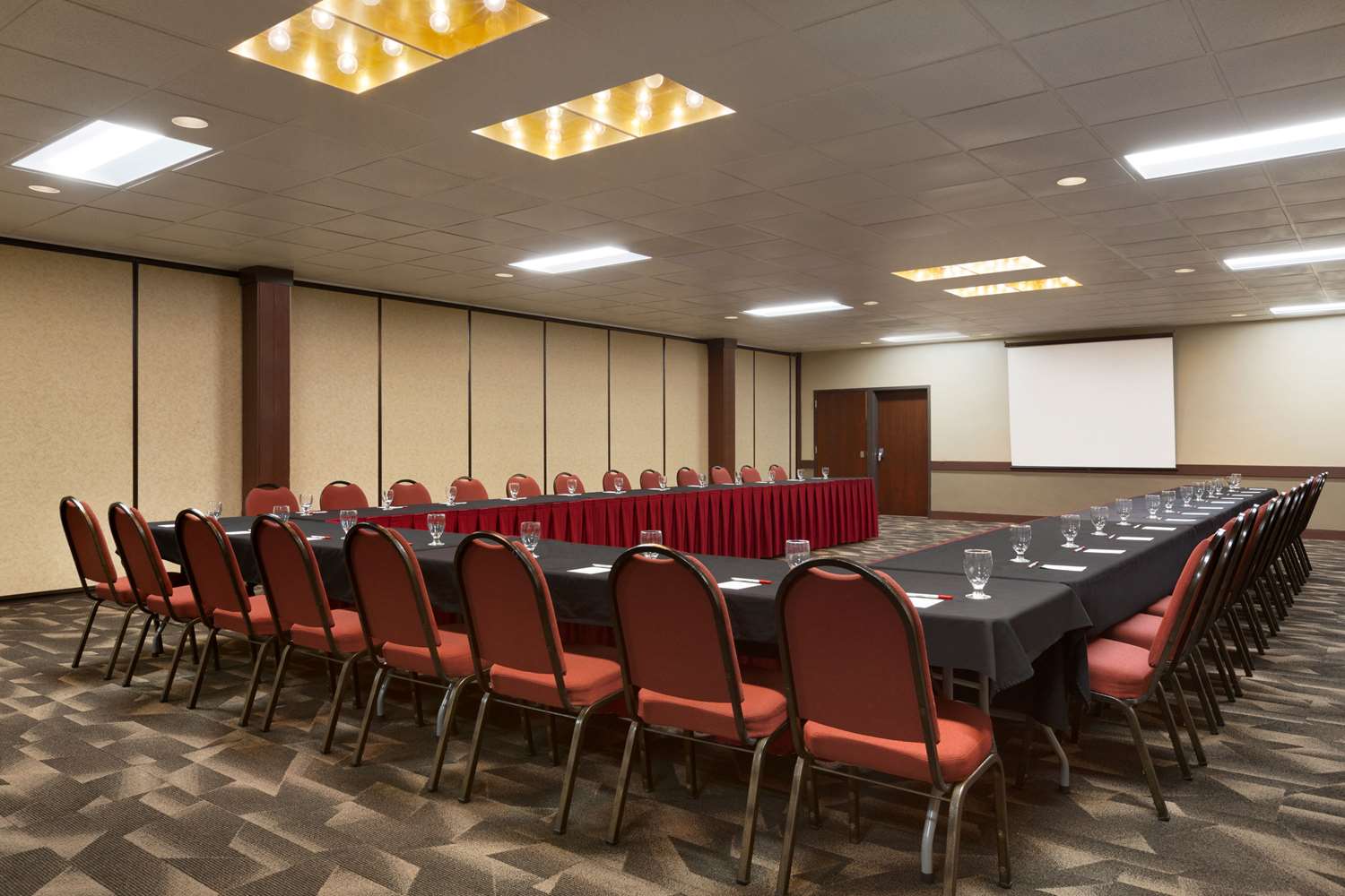 Фото Ramada by Wyndham Fargo