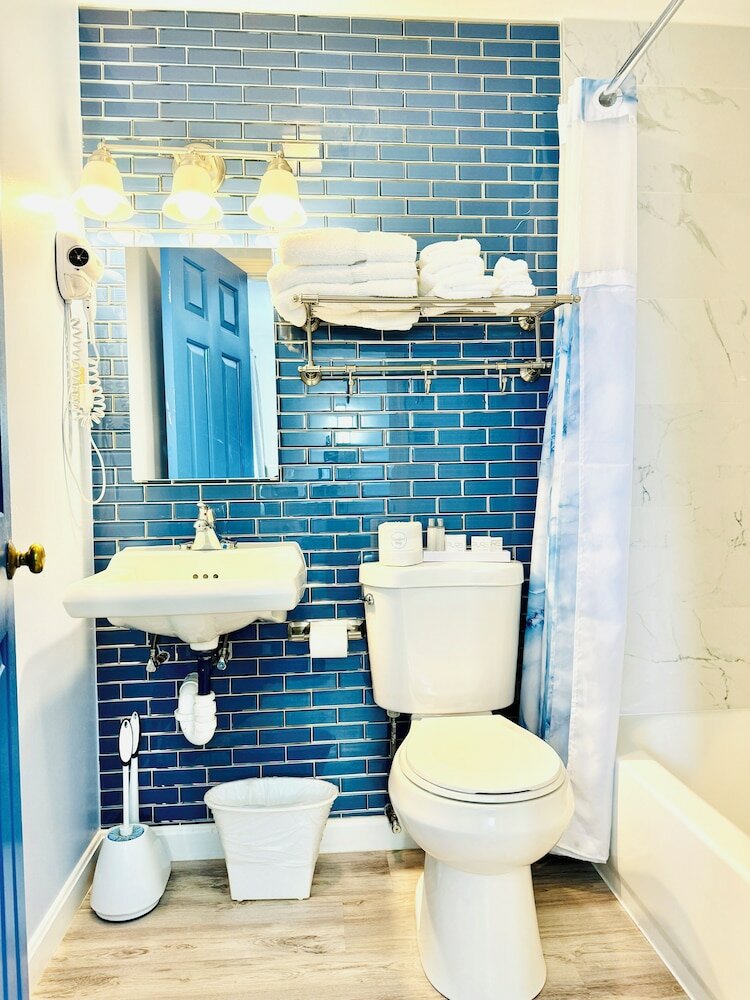 Фото Blue Spruce Motel & Townhouses