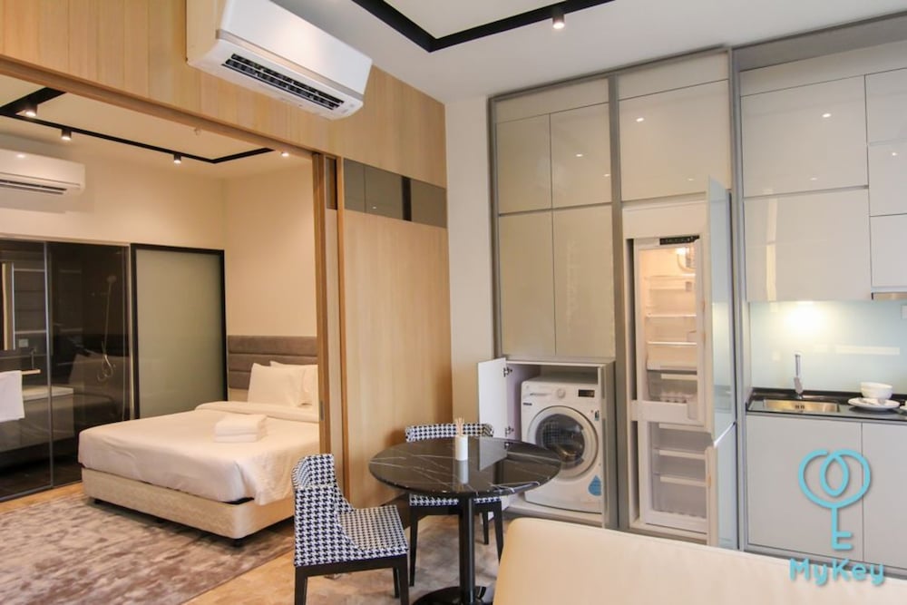 Фото Expressionz Professional Suites by iHost Homes 2