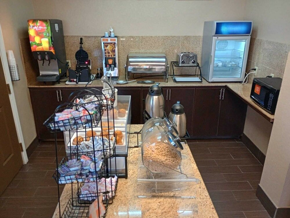 Фото Comfort Inn at Northwest Expressway