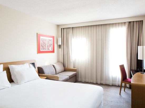 Фото Novotel Chennai Chamiers Road Hotel