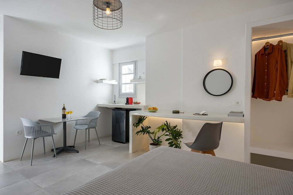 Фото White Lily - Adults Only 16 plus