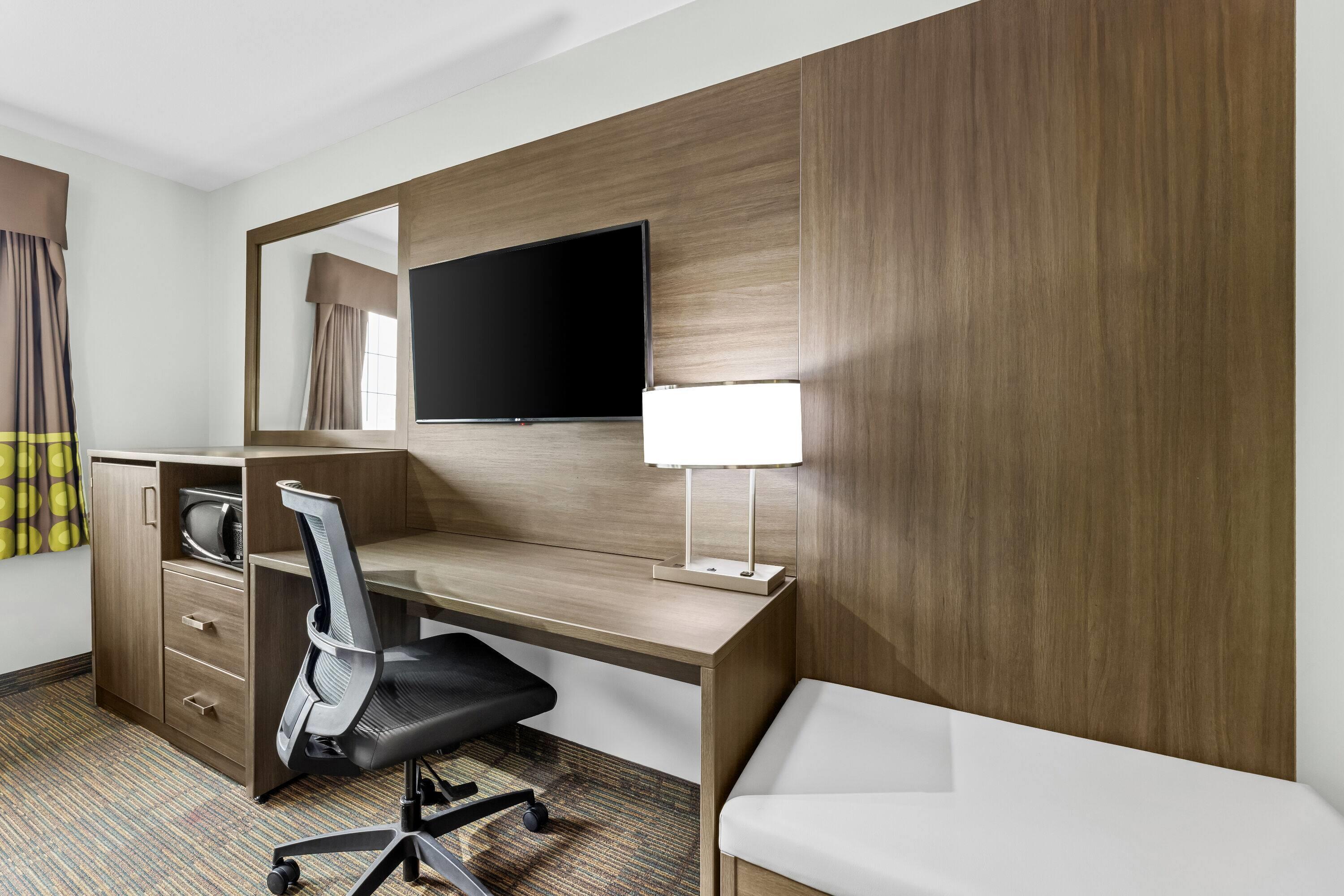 Фото Super 8 by Wyndham Saskatoon Near Saskatoon Airport