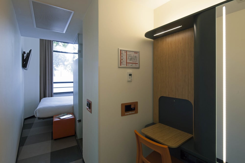 Фото EasyHotel Maastricht City Centre