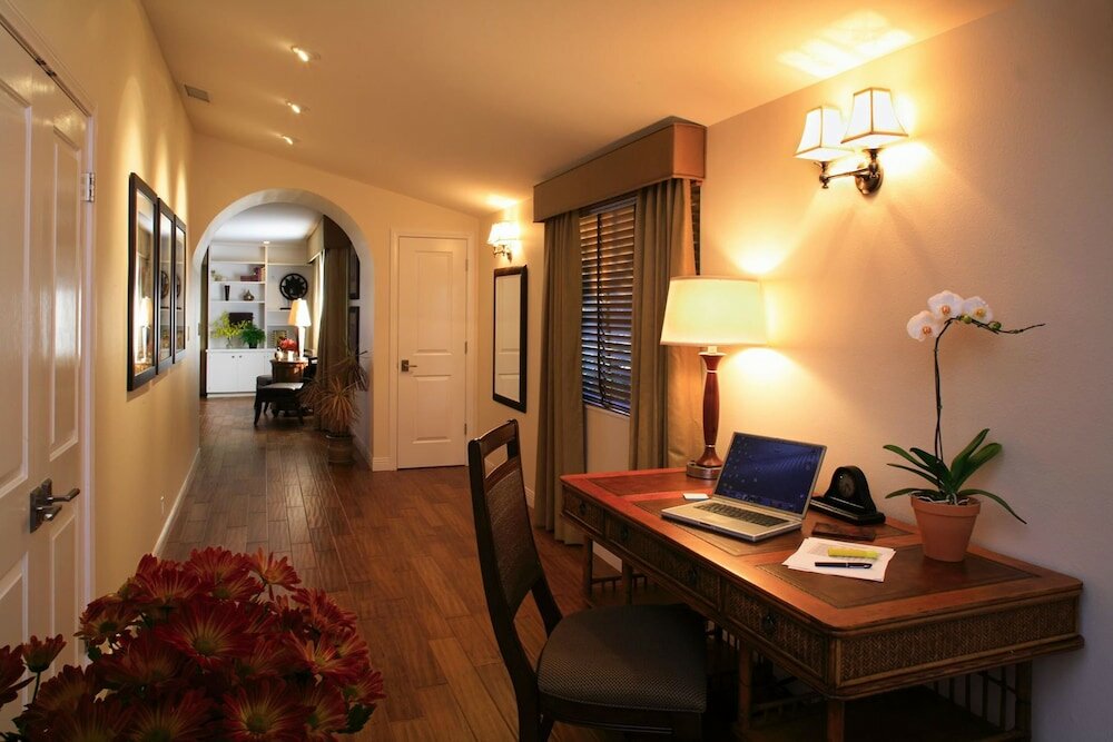 Фото West Beach Inn, a Coast Hotel
